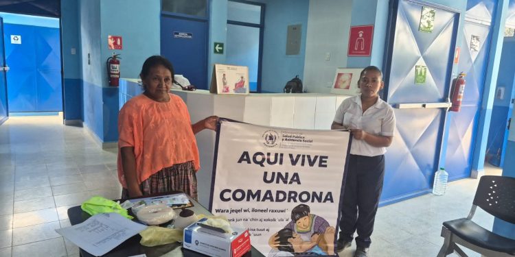 Comadronas de Purulhá amplían conocimientos sobre la atención a madres y recién nacidos