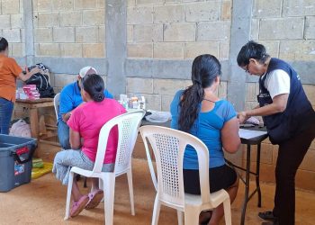 Niñez, adolescentes y adultos reciben atención integral en aldea Las Nubes, Gualán