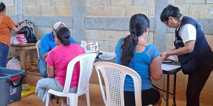 Niñez, adolescentes y adultos reciben atención integral en aldea Las Nubes, Gualán