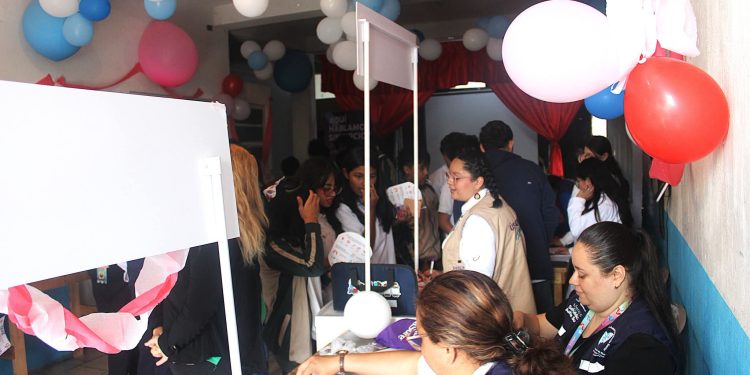 Mural, juegos y dinámicas acercan información sobre salud y bienestar a jóvenes de la zona 18