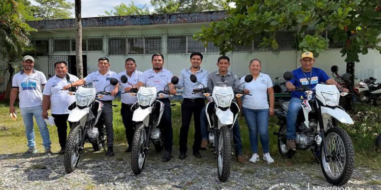 Equipos de salud de Ixcán, Quiché, reciben motocicletas para ampliar acciones comunitarias