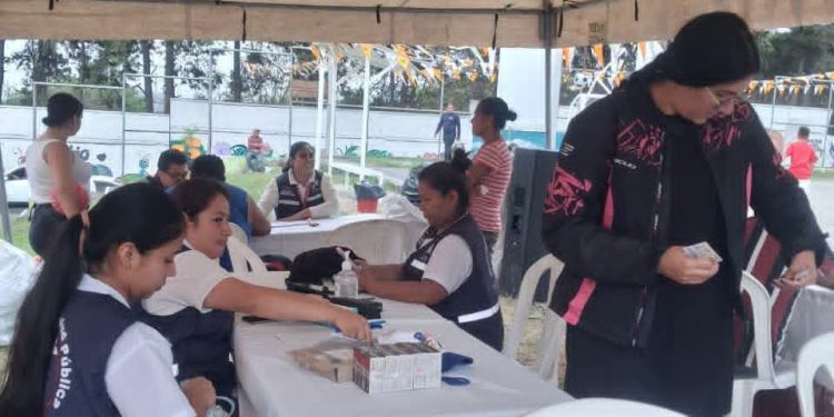 Feria Integral de Salud en la zona 18 acerca servicios médicos, vacunación contra el sarampión y prevención del cáncer