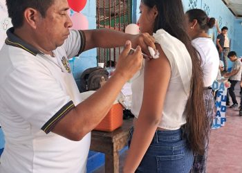 Vacunación contra el VPH promueve la prevención del cáncer a estudiantes de Nahualate, Chicacao