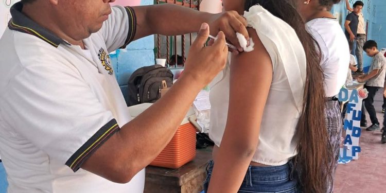 Vacunación contra el VPH promueve la prevención del cáncer a estudiantes de Nahualate, Chicacao