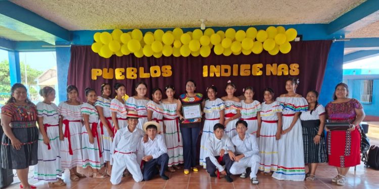 Jóvenes promueven la salud intercultural y el respeto a los pueblos indígenas en Champerico