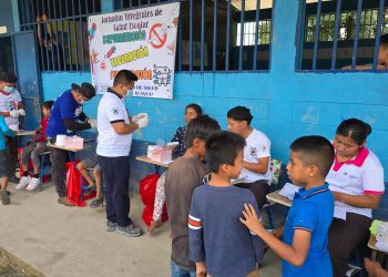 Jornadas escolares acercan vacunación y salud bucodental a la niñez de comunidades peteneras