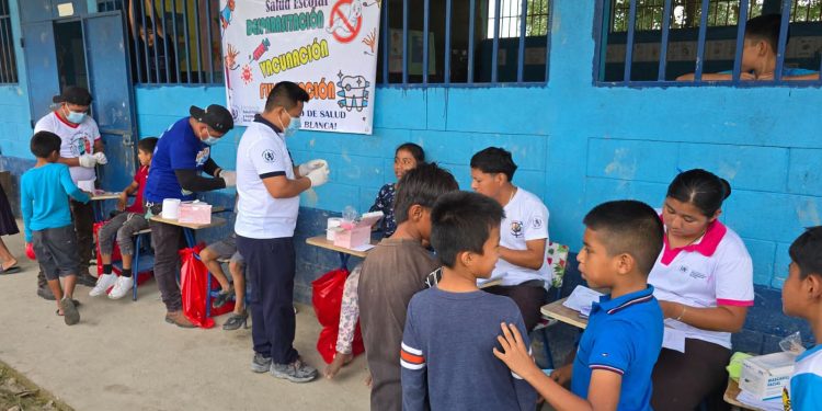 Jornadas escolares acercan vacunación y salud bucodental a la niñez de comunidades peteneras
