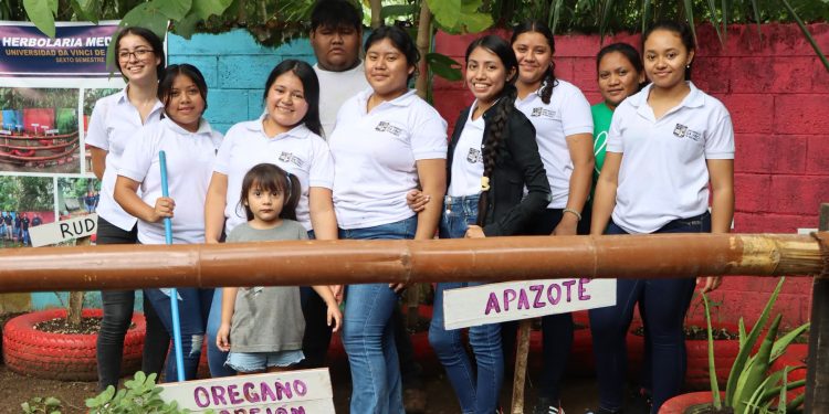 Estudiantes universitarios contribuyen a recuperar huerto medicinal en Poptún, Petén