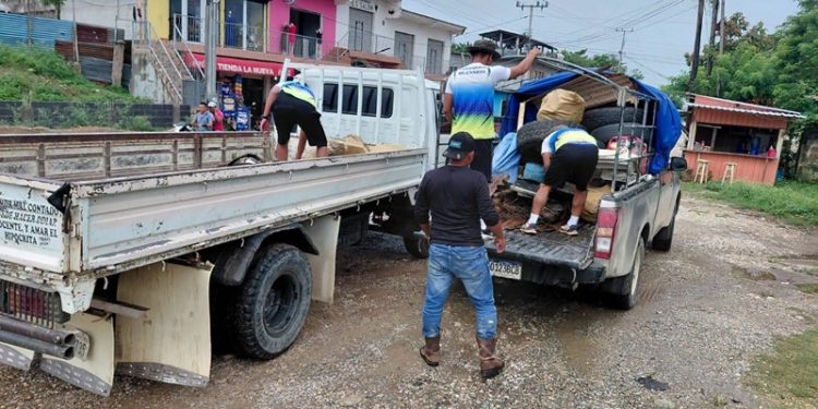 Retiro de chatarra permite contribuir a la eliminación de criaderos de zancudos en la lucha contra el dengue en San Luis, Petén