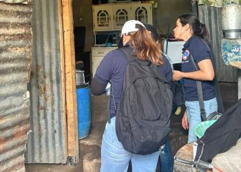 Familias de zona 6 participan en censo para cambiar pisos de tierra por concreto