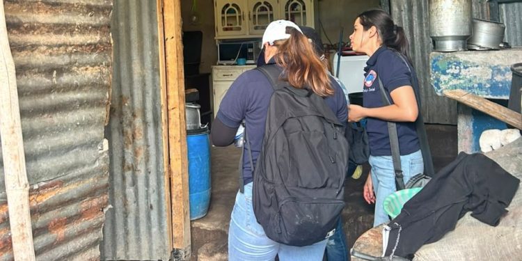 Familias de zona 6 participan en censo para cambiar pisos de tierra por concreto