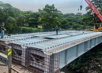 Instalación de vigas en Puente Camalote 1 avanza ampliación vial en la Costa Sur