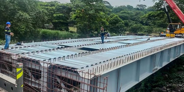 Instalación de vigas en Puente Camalote 1 avanza ampliación vial en la Costa Sur
