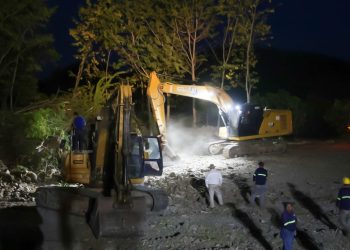 Trabajos nocturnos continúan en puente Güijo para avanzar en ruta provisional