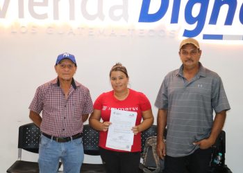 Familias de Santa Rosa reciben subsidios para sus viviendas