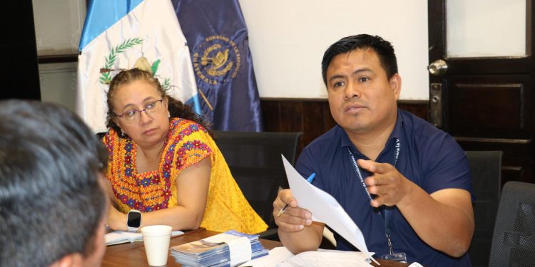Familias desalojadas reciben orientación para acceder a un subsidio de vivienda