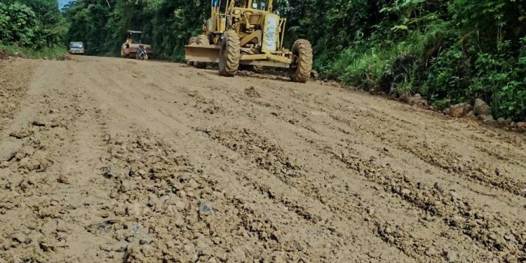 Mejoran camino para beneficio de más de 239 mil personas en la Zona Reina