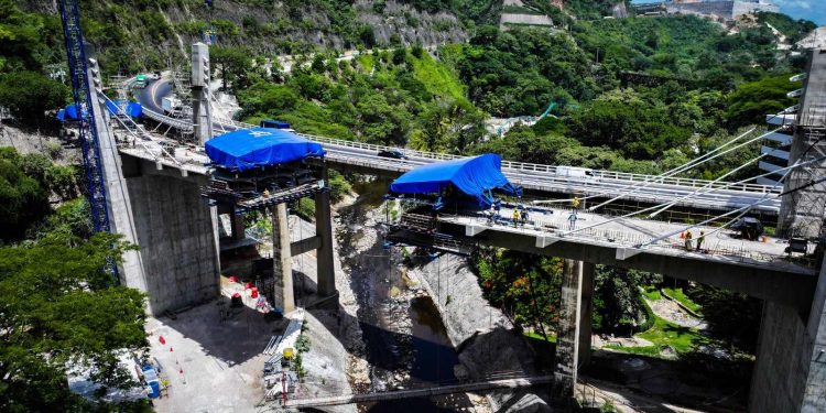 Avanza la construcción del puente Corozal