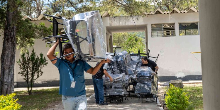 Renuevan mobiliario escolar en 7 municipios de Huehuetenango