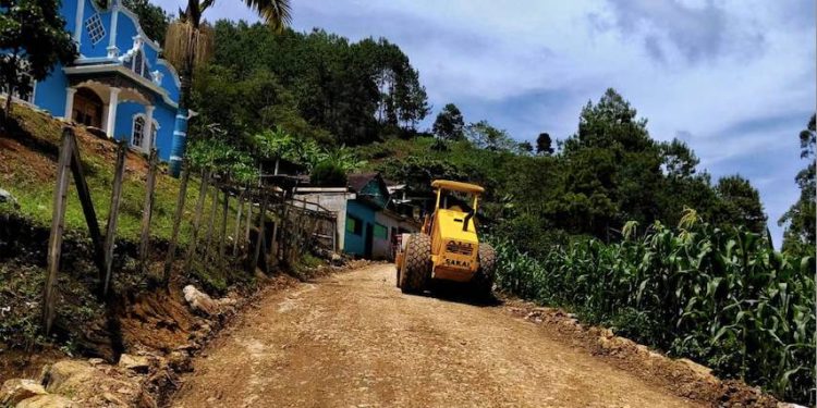 Inician trabajos de mantenimiento vial entre Sehol y Secocpur en Alta Verapaz
