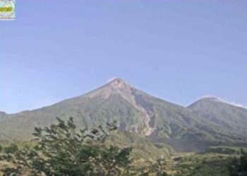 Volcán de Fuego mantiene actividad y material volcánico desciende por sus laderas