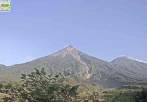 Volcán de Fuego mantiene actividad y material volcánico desciende por sus laderas