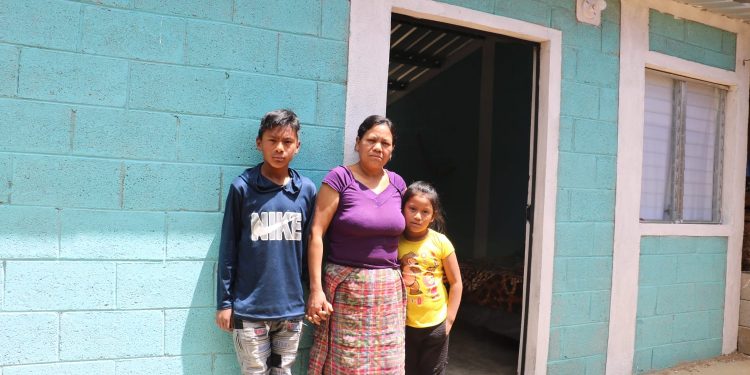 Yolanda y su familia estrenan una vivienda digna en Chimaltenango