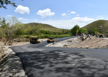 Más de 500 toneladas de materiales y maquinaria avanzan la recuperación del paso en el puente Güijo