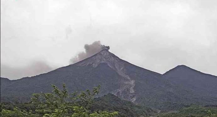 Insivumeh: Volcán de Fuego reduce su actividad, pero mantiene explosiones y caída de ceniza
