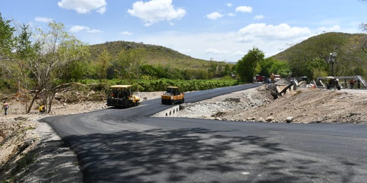 Más de 500 toneladas de materiales y maquinaria avanzan la recuperación del paso en el puente Güijo