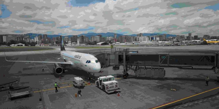 Aeropuerto La Aurora mantiene operaciones tras protocolos por ceniza volcánica