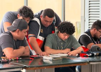 Personal del Aeropuerto La Aurora fortalece conocimientos en electricidad