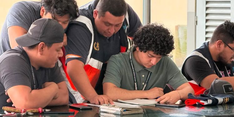 Personal del Aeropuerto La Aurora fortalece conocimientos en electricidad