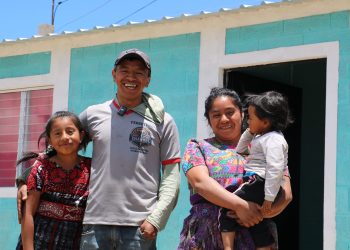 Familias de Chimaltenango reciben una vivienda digna