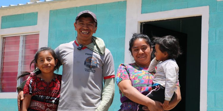 Familias de Chimaltenango reciben una vivienda digna