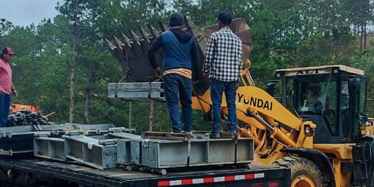 Continúan trabajos para instalar puente modular en Santa Bárbara en Baja Verapaz
