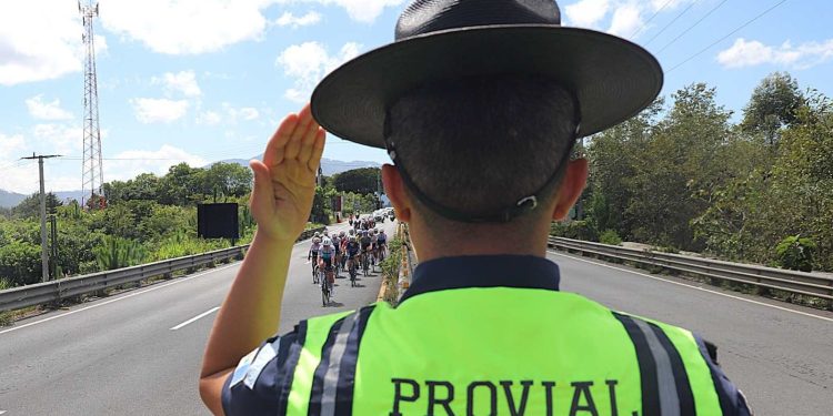 Brigadas resguardan a ciclistas en la Vuelta Femenina a Guatemala