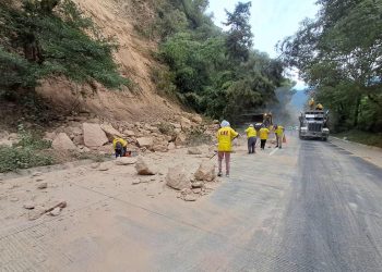 Paso vehicular habilitado tras derrumbe en Cuesta de Las Cañas