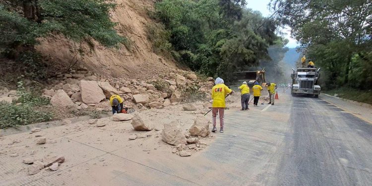 Paso vehicular habilitado tras derrumbe en Cuesta de Las Cañas