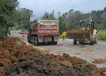 Retiran derrumbe y previenen nuevos deslizamientos en ruta de Alta Verapaz