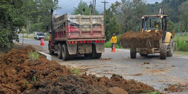 Retiran derrumbe y previenen nuevos deslizamientos en ruta de Alta Verapaz