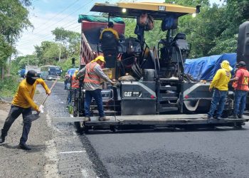 Recuperan la carretera para facilitar la circulación por Gualán