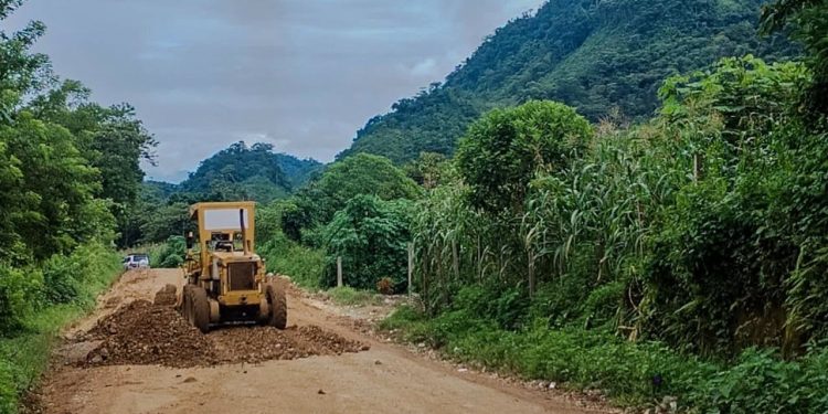 Mantenimiento mejora los caminos de la Zona Reina