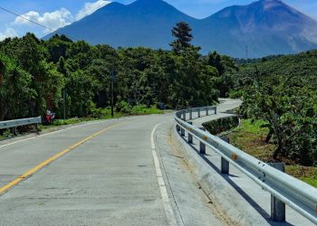 Nueva carretera mejora la vida de comunidades de San Pedro Yepocapa