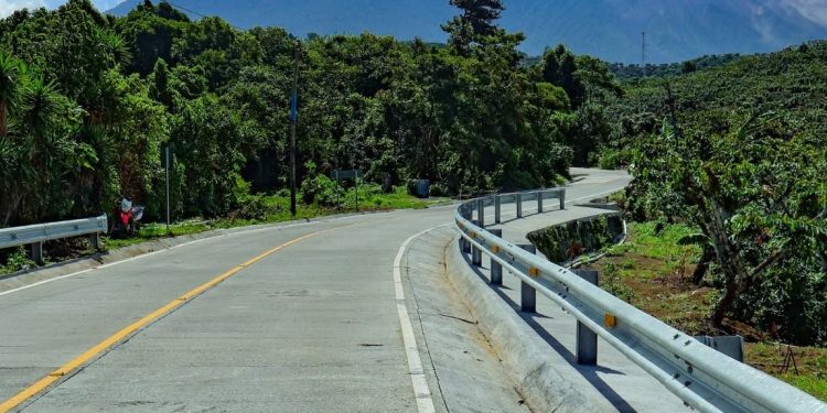 Nueva carretera mejora la vida de comunidades de San Pedro Yepocapa