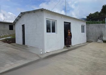 Familias de Quiché reciben las llaves de su nuevo hogar