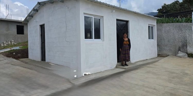 Familias de Quiché reciben las llaves de su nuevo hogar