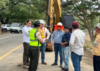 Emergencia en puente Güijo: maquinaria inicia maniobras para retirar contenedor