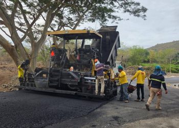 COLOCAN SEGUNDA CAPA DE ASFALTO Y AVANZA  CON PREMARCACIÓN VIAL EN PASO PROVISIONAL DEL KM 111 EN CA-NORTE EN ZACAPA