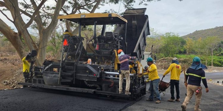 COLOCAN SEGUNDA CAPA DE ASFALTO Y AVANZA  CON PREMARCACIÓN VIAL EN PASO PROVISIONAL DEL KM 111 EN CA-NORTE EN ZACAPA